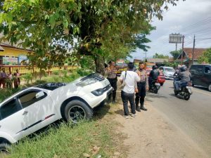 Lupa Rem Tangan, Mobil Toyota Fortuner Masuk Saluran Irigasi Jalinbar Pringsewu