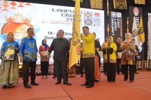 Lamteng Terpilih Sebagai Icon Lampung Craft, Pataka Diserahkan Langsung Gubernur ke Bupati