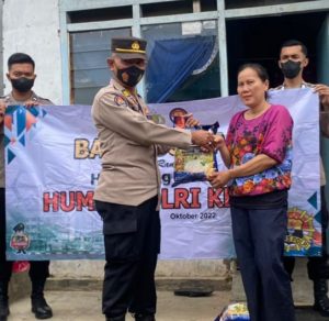 Jelang HUT ke-71, Humas Polres Lamteng Salurkan Bansos Door to Door