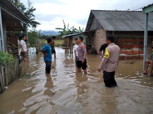Personel Polri-TNI Bersama Masyarakat Evakuasi Korban Banjir di Pringsewu