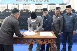 DPRD dan Pemkab Pesibar Tandatangani  Ranperda APBD 2023