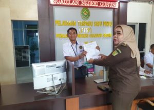 Kejari Lamteng Limpahkan Kasus Polisi  Tembak Polisi ke PN Gunungsugih