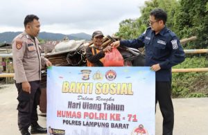 SiHumas Polres Lambar Bagikan Sembako untuk Warga Kurang Mampu