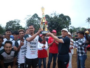 Bupati Parosil Tutup Turnamen Sepak Bola Portib Cup ke-9