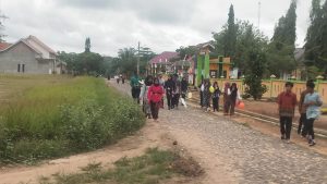 Maknai Peringatan  HGN ke-77, MTS dan SMK Minhajuth Thullab Gelar Upacara dan Pawai Guru