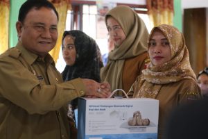 Wabup Lambar Salurkan Ratusan Paket Sembako di Dua Kecamatan