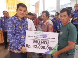 Musa Ahmad: Bantuan Merupakan Kepedulian Pemkab Lamteng untuk Meringankan Beban Sopir Angkot