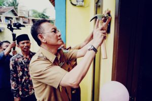 Adi Erlansyah Serahkan Bantuan 50 Unit Rumah Swadaya