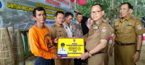 Sulpakar Serahkan Batuan 421 Ribu Benih Ikan Air Tawar
