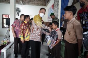Pemkab Pringsewu Bagikan Bantuan Kepada 350 Siswa SD