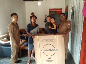 Cacat Permanen, Warga Adi Luhur Panca Jaya Terima Bantuan Kursi Roda
