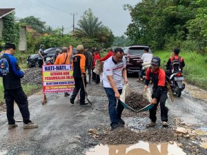 Warga Tiyuh Panaragan Tubaba, Gotong Royong Perbaiki Ruas Jalan yang Rusak