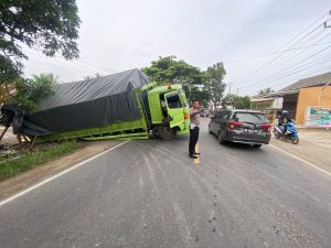 Trul Pengangkut Beras Terperosok, Sebabkan Jalinbar Pringsewu Tersendat