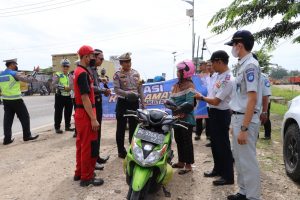 Ops Keselamatan Krakatau, Polres Pringsewu Bagikan Pulahan Helm Kepada Pengguna Jalan