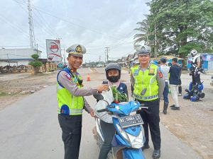 Operasi Keselamatan, Satlantas Polres Mesuji Bagikan Sembako dan Helm