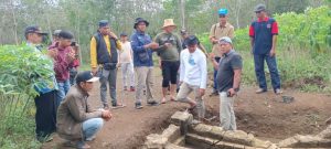 Berpotensi Jadi Objek Wisata, Penggiat Sejarah dan Budayawan Kunjungi Makam Belanda di Tubaba