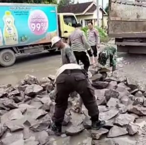 Gercep Polsek Rumbia Timbun Jalan Berlubang yang Viral di Keluhkan Masyarakat