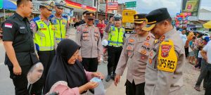Kapolres Mesuji Borong dan Bagikan Takjil Kepada Masyarakat