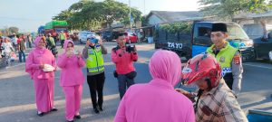 Satlantas dan Komunitas Mobil Mesuji Berbagi Takjil di Jalintim