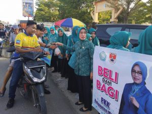 Ketua TP-PKK Mesuji Bagikan Takjil Gratis di Simpang Pematang
