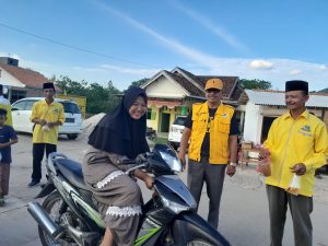 Bentuk Kepedulian, DPD Golkar Mesuji Bagikan Takjil Gratis