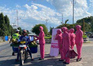Jelang Berbuka, Bhayangkari Polres Lamteng Berbagi Takjil
