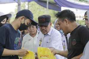 Sekdakab Wildan Kunjungi Pasar Murah di Tegineneng
