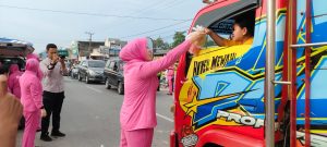 Jelang Lebaran Ketua Bhayangkari Polres Mesuji Bagikan Takjil