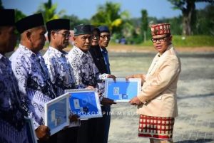 Sulpakar Berikan Tali Asih Kepada PNS Mesuji yang Masuki Masa Pensiun