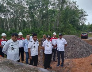 PT. SIP Salurkan CSR Berupa Batu untuk Jalan di Mesuji