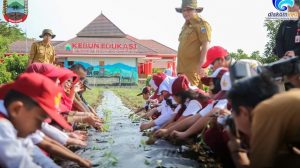 Bupati Lamsel Ajak Siswa SDN 3 Way Urang Tanam Bawang dan Cabai