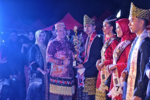Pj. Bupati Lambar Tutup Festival Sekala Bekhal Ke-9