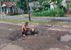 Rawan Kecelakaan, Warga Kagungan Ratu Agung Gotong Royong Perbaiki Jalan Berusia Dua Tahun