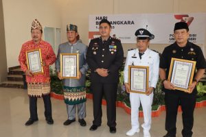 HUT Bhayangkara Ke-77, Polres Lamteng Berikan Penghargaan ke-4 Tokoh Masyarakat