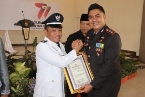 Kakam Negara Bumi Ilir Terima Penghargaan Dari Polres Lamteng