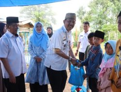 Bupati Pesisir Barat Berikan Santunan Kepada Anak Yatim Dan Untuk Pembangunan Masjid