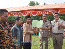 Bupati Pesisir Barat Serahkan Sertifikat Kepada Masyarakat Yang Terdaftar Dalam Program PTSL