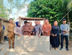 Pemkab Mesuji Beri Bantuan Kepada Korban Bencana Angin Puting Beliung