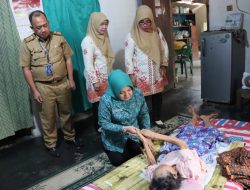 Tangis Haru Supini, Terima Kursi Roda Dari Ketua TP PKK Lamteng