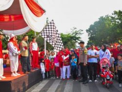 Qomaru Zaman Lepas Peserta Jalan Sehat di Kecamatan Metro Pusat