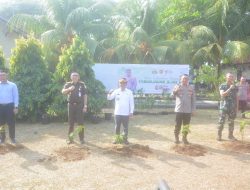 Staf Ahli Bupati Bidang Pemerintahan Hukum dan Politik Hadiri Penanaman Pohon Serentak di Polres Lamteng