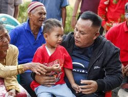 Bupati Nanang Salurkan Bantuan Bedah Rumah Kepada Warga Desa Agom