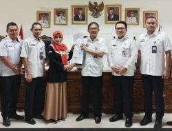 Bupati Agus Istiqlal Serah Terima Bangunan Gedung ke KPU Pesibar