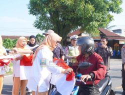 Semarakkan HUT RI ke-78 Ketua TP-PKK Bersama Jajaran Forkopimda Bagikan Bendera Merah Putih