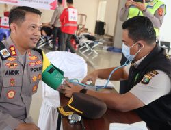 AKBP ANDIK PURNOMO SIGIT DONORKAN DARAH DALAM RANGKA HUT HARI RAYA LALU LINTAS BHAYANGKARA KE 76