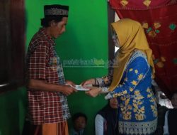 Ketua TP-PKK Pesibar Serahkan Bantuan Kepada Korban Ternggelam di Pekon Way Jambu