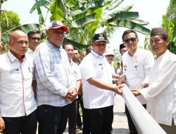 Bupati Lamsel Nanang Ermanto Tinjau Pemasangan Pipa PDAM di Huntap