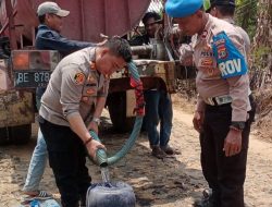 Polsek Terbanggibesar Bagikan Air Bersih Kepada Masyarakat, Dampak Kemarau dan Elnino