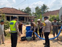 Sat Lantas Polres Lamteng, Bagikan Air Bersih dari Pintu ke Pintu di Kecamatan Way Seputih