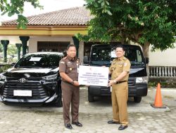 Kejari Tubaba Terima Dua Unit Mobil Hibah Pemkab
